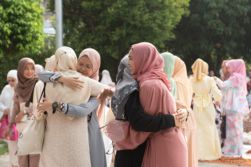 women praying